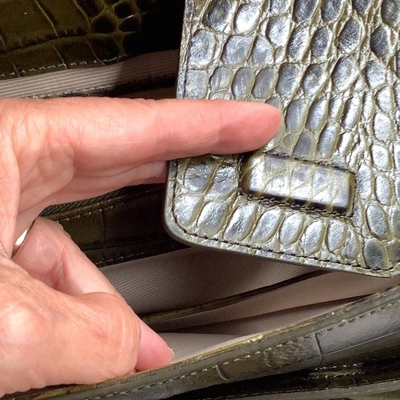 Ann Taylor Genuine Leather, croc embossed, green handbag. - Picture 2 of 10